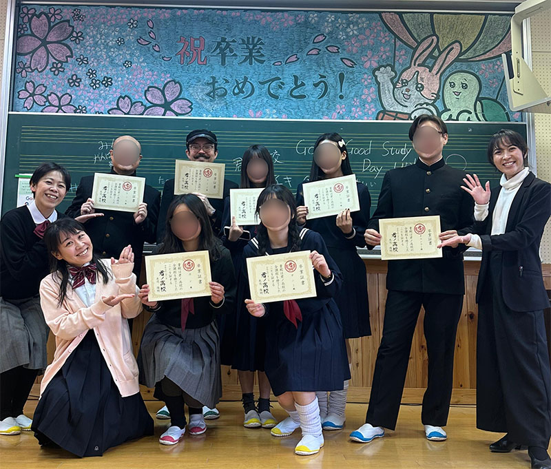 The whole class with their diplomas