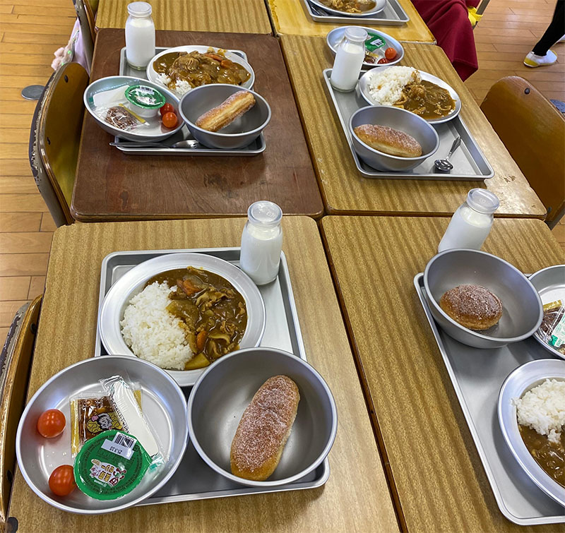Lunch similar to that served in real schools, which is eaten in the classroom itself