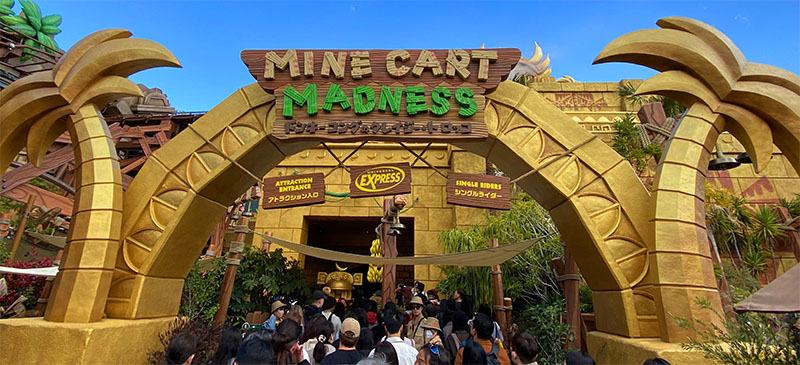 The entrance to Mine Card Madness attration at Donkey Kong Country